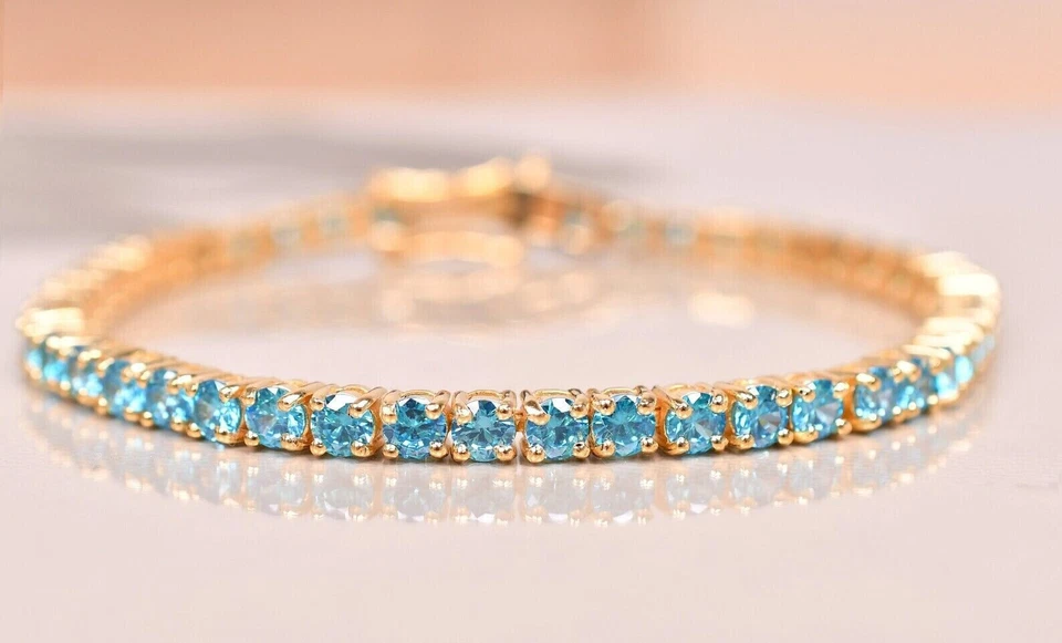 Brazalete de tenis redondo de topacio azul creado en laboratorio de 8 quilates para mujer enchapado en oro amarillo de 14 k Foto 2 de 4