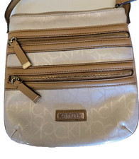 Borsa a tracolla Calvin Klein piccola in pelle avorio e marrone con logo