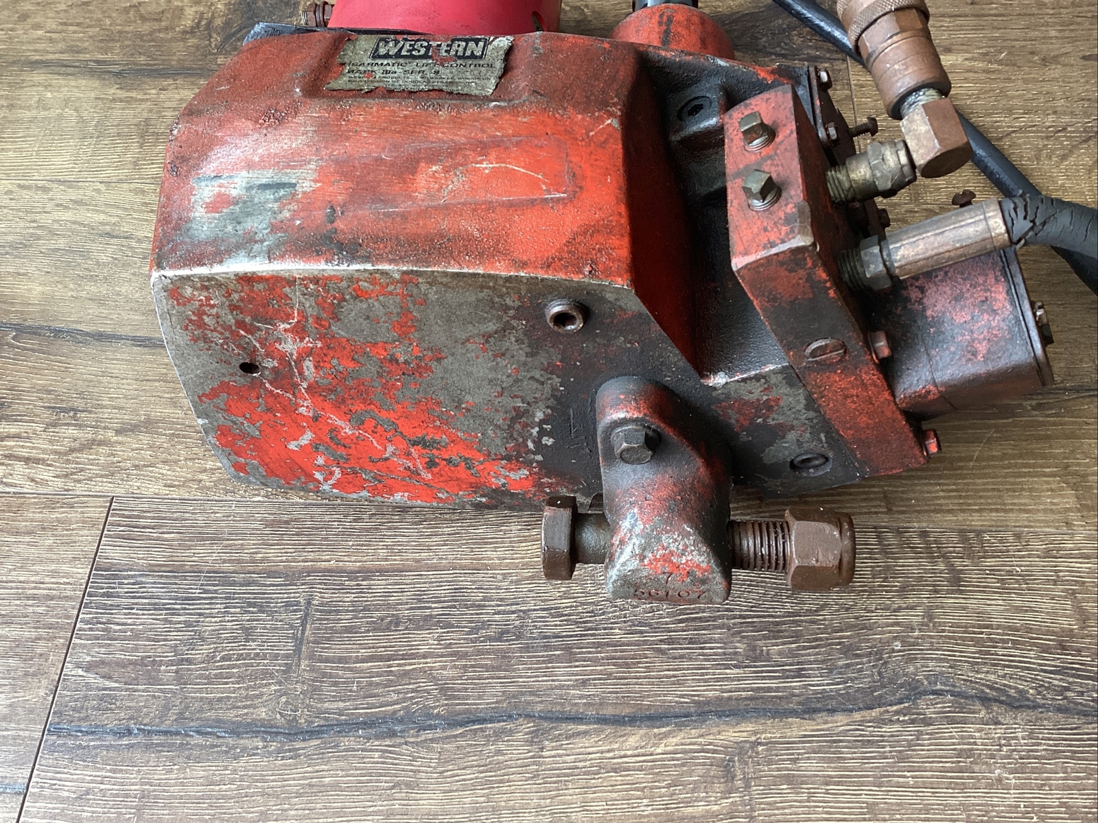 WESTERN ISARMATIC LIFT CONTROL MARK IIIA HYDRAULICS SNOW PLOW PUMP