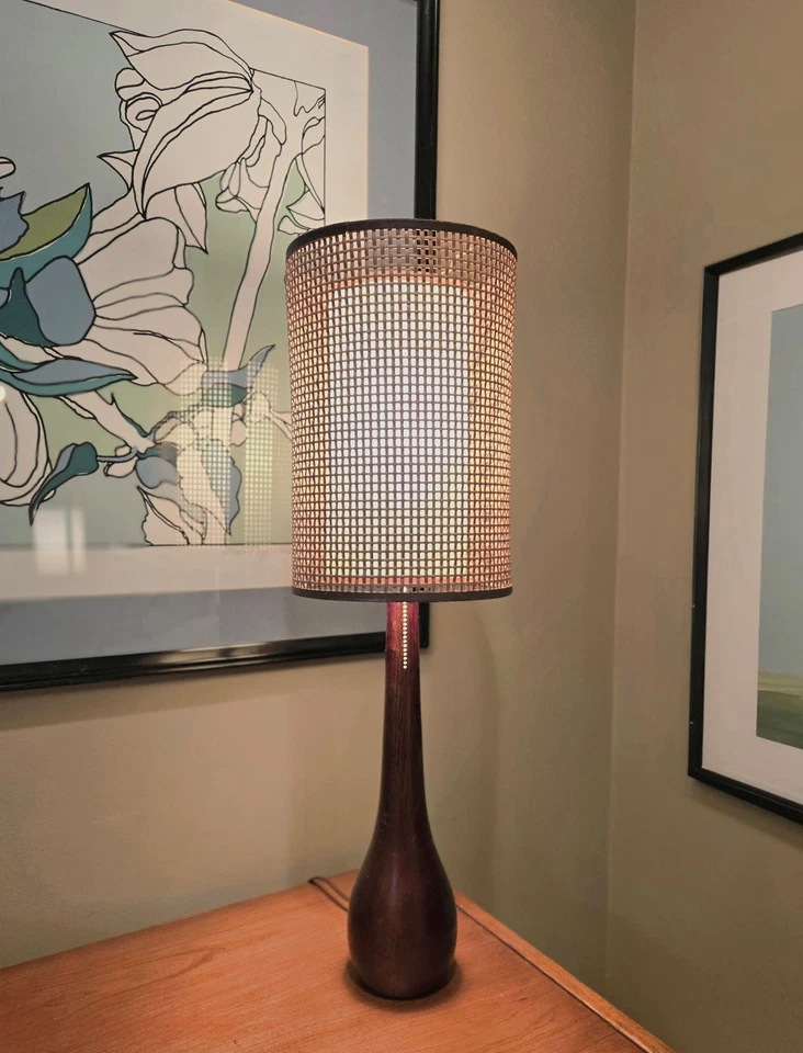 Lámpara moderna danesa de mediados de siglo MCM de madera de teca con pantalla de fibra de vidrio y ratán de colección Foto 2 de 4