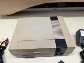NINTENDO ENTERTAINMENT SYSTEM NES VIDEO GAME CONSOLE W/CONTROLLERS CABLES NES001