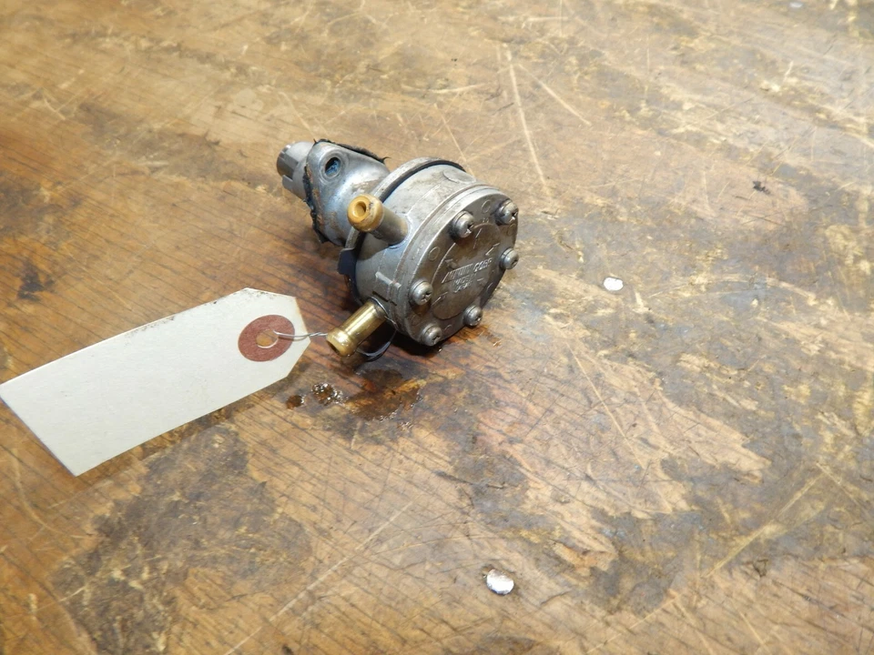 Cortacésped delantero Kubota F2100E - Bomba de combustible 15381-52030 Foto 3 de 3