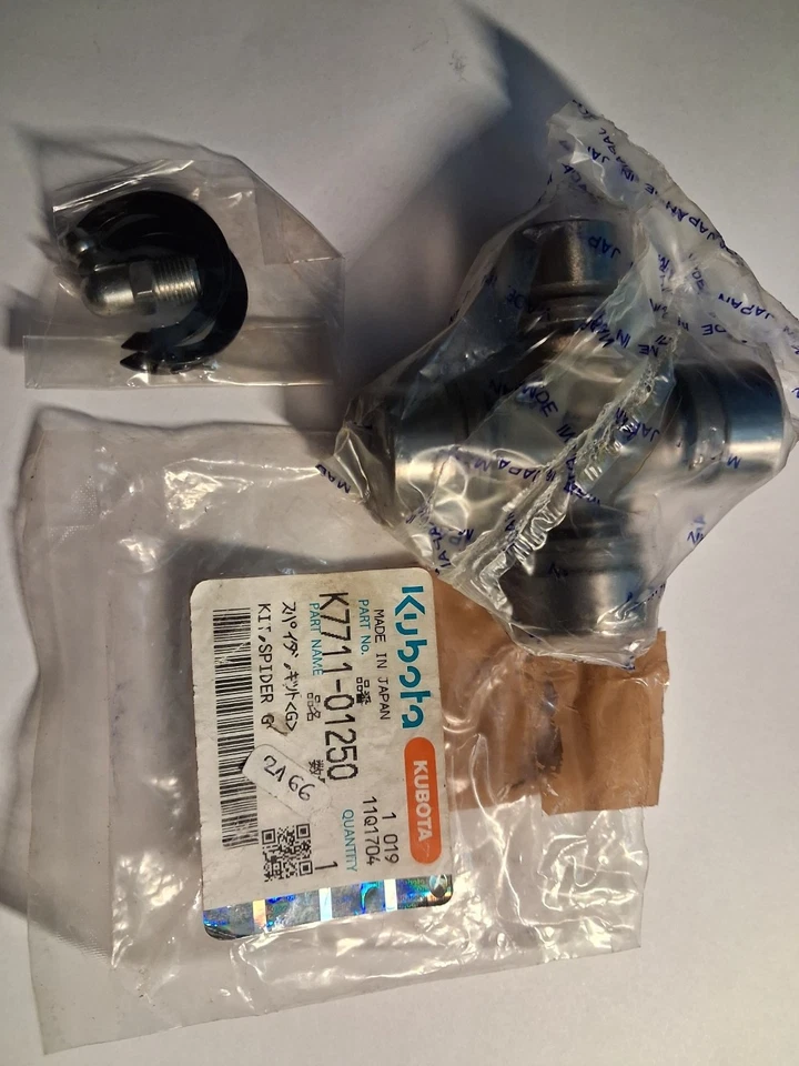 CROISILLON CARDAN SORTIE TRANSMISSION D OU G KUBOTA RTV1140 REF K7711-01250 - Photo 1/1