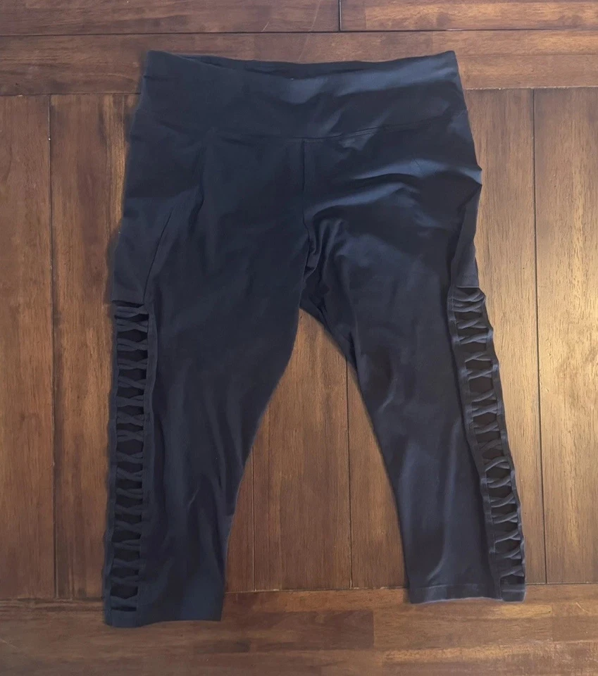 Legging Betsey Johnson Performance Corte Enrejado Recortado Suave Talla XL Negro Foto 2 de 4