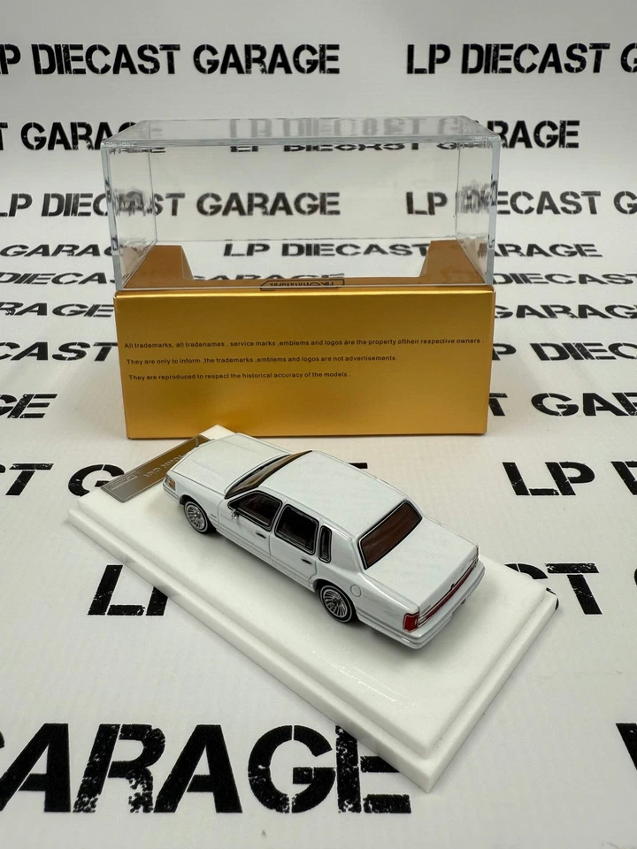 MK Miniatures 1992 Lincoln Town Car роскошный белый литой 1:64 - Изображение 3 из 3