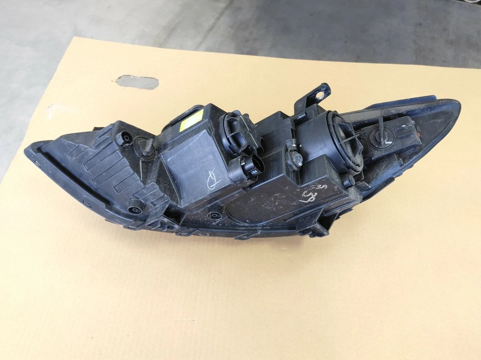 Faro halógeno derecho Hyundai Elantra 2017-2018. Foto 3 de 4