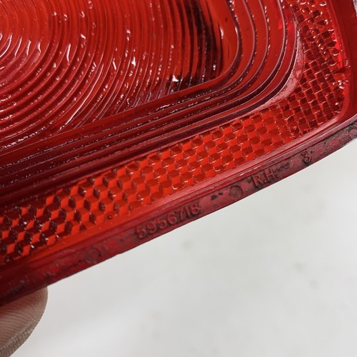 Chevrolet RH Rear Tail Light Lamp Len GM 5956718 Light Cracks Near Screw Hole - Picture 8 of 12