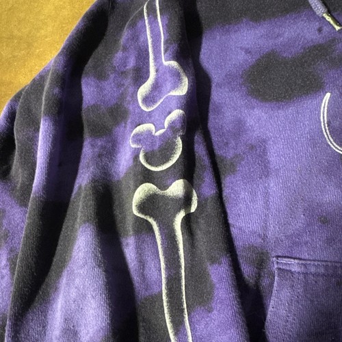 SUDADERA CON CAPUCHA TIE DYE PÚRPURA ESQUELETO MICKEY MOUSE PARQUES DE DISNEY TALLA M CORDÓN - Imagen 3 de 7