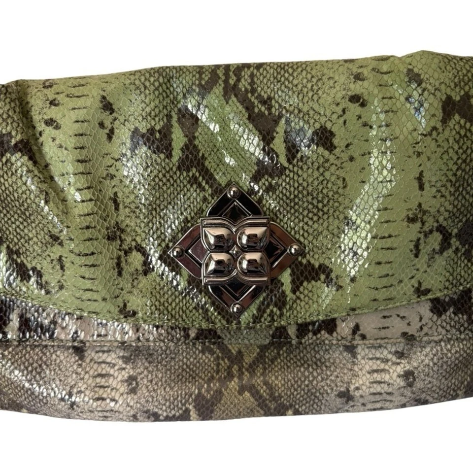 Bolso de Hombro BCBG MaxAzria 100% Cuero Estampado de Serpiente Bloqueo de Beso Correa de Cadena Verde Foto 3 de 4