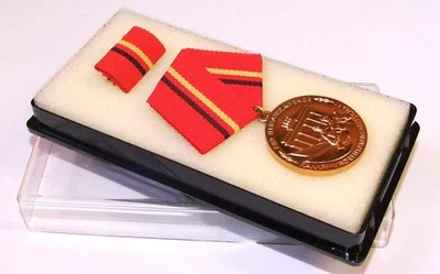 DDR Kampfgruppen Verdienstmedaille in Bronze, ungetragen mit Box - Bild 1 von 2