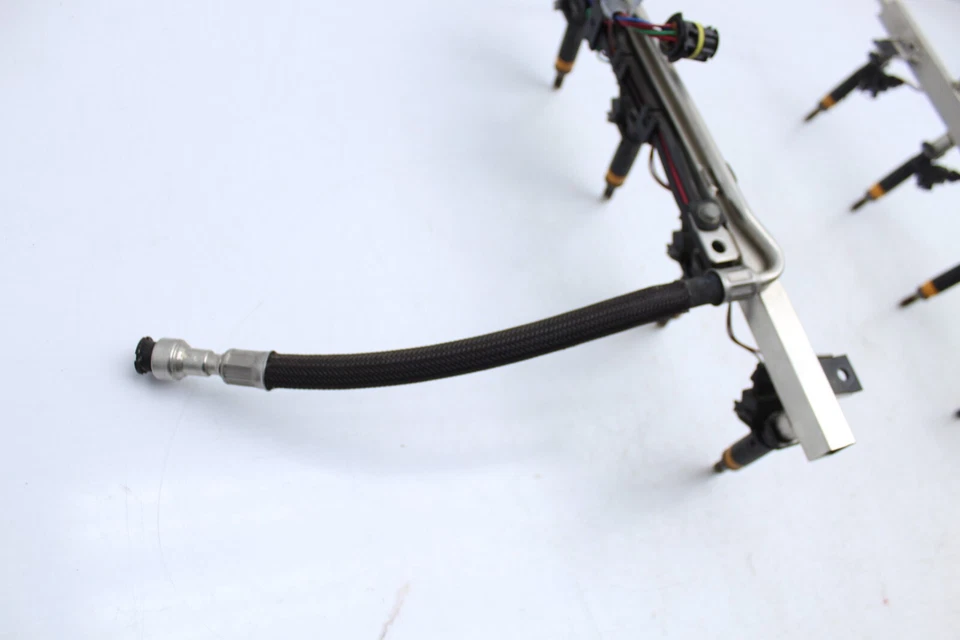 02-05 BMW E65 E66 745I 745LI RIEL DE COMBUSTIBLE CON INYECTORES Y ARNÉS E4380 Foto 3 de 4