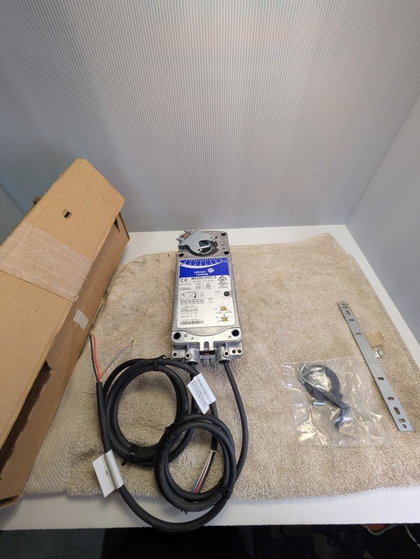 JOHNSON CONTROLS M9220-HGC-3 Actuator 24VAC/VDC 20Nm 177 in/lb Spring Return 