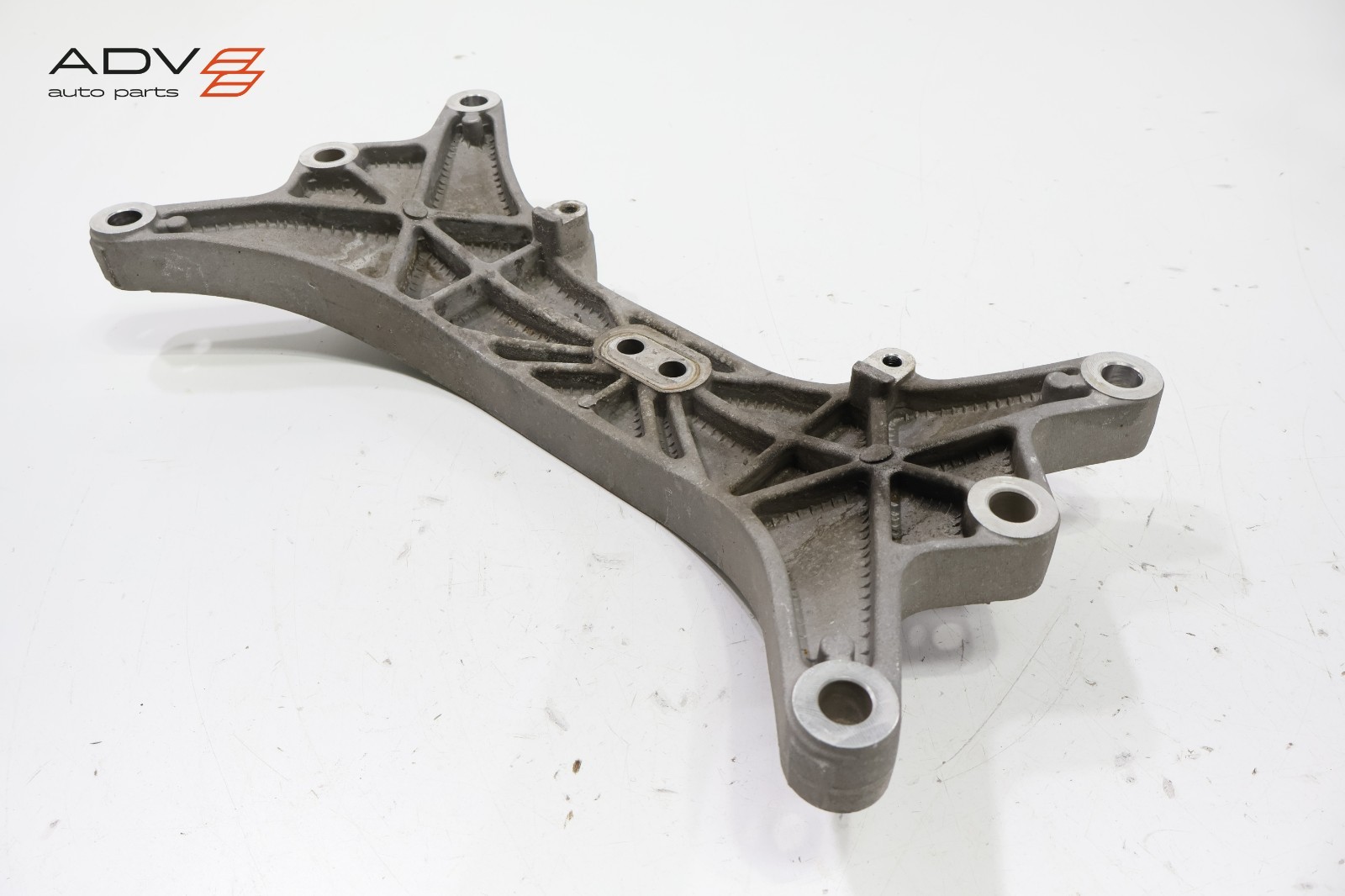 2014 - 2020 MASERATI GHIBLI RWD TRANSMISSION CROSSMEMBER MOUNT BRACKET OEM
