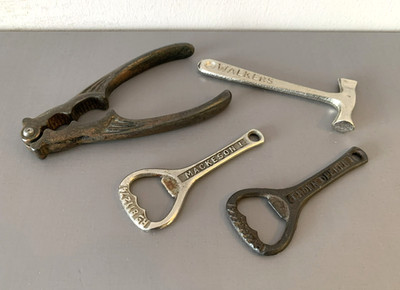 Restposten 4 Metallwerkzeuge; 2 alte Flaschenöffner, Toffeehammer, Nussknacker