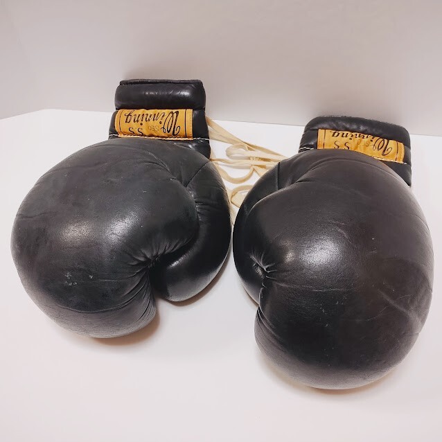 Winning Vintage Initial Logo Boxing Gloves 12oz Black Lace-up type