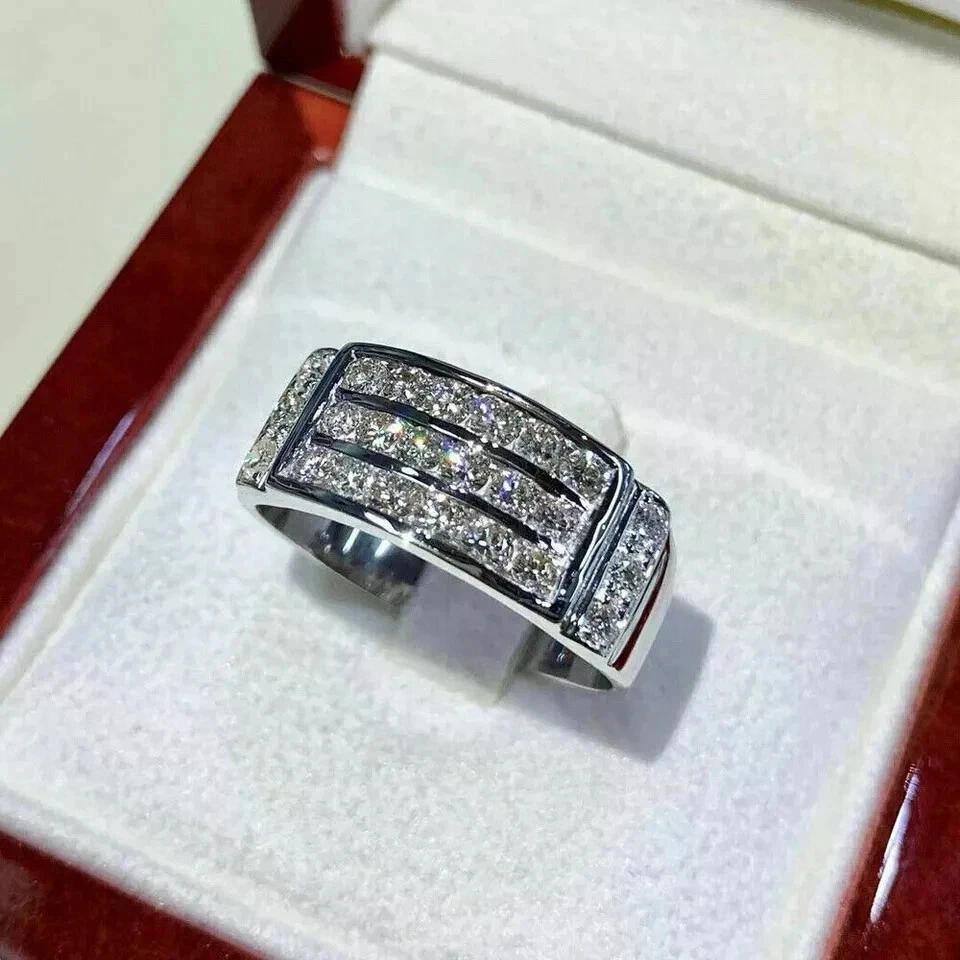 Alianza de boda de diamantes creados en laboratorio de corte redondo de 3 quilates enchapada en oro blanco de 14 quilates para hombre Foto 2 de 4