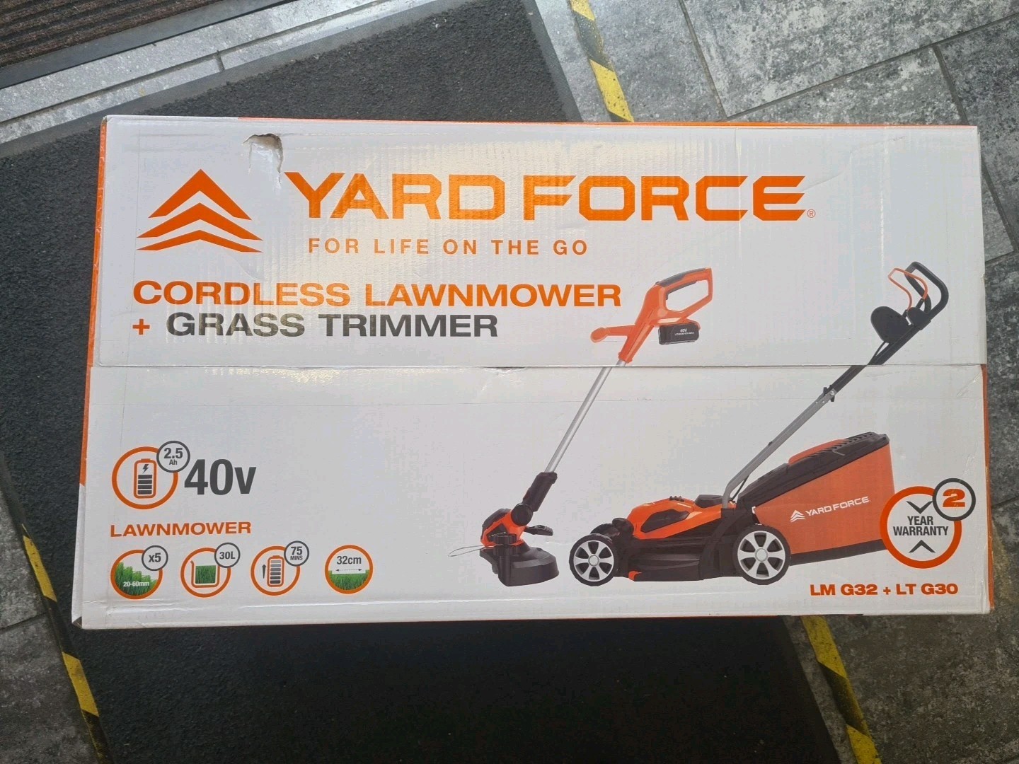 40V 32cm Cordless Lawnmower Plus Cordless Grass Trimmer with Battery & Charger.