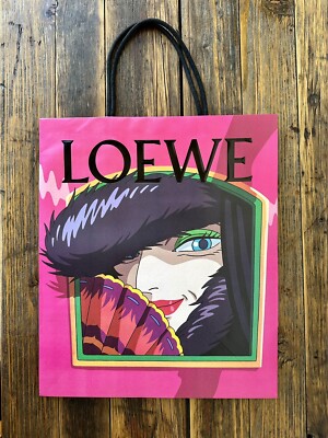 【美品】LOEWE x GHIBLI HOWL’S MOVING CASTLE LOEWE x Howl's Moving Castle Features Iconic Scenes On Bags