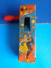 VINTAGE PARTY TIN LITHO NOISEMAKER- RATCHET WOOD HANDLE- US METAL- N Y EVE
