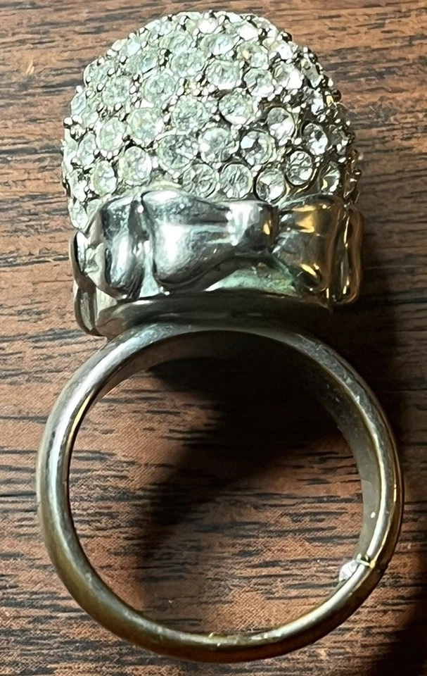 Anillo de cóctel Betsey Johnson cristal transparente estrás tono plata cúpula talla 7,5 Foto 2 de 4