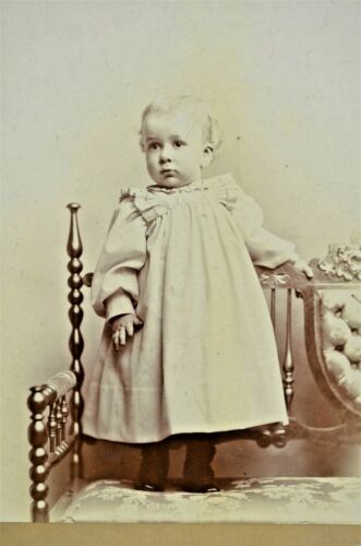 Vintage Foto eines Kindes auf Sofa auf Kabinettkarte von Bowersox Ohio 1890er schwarzweiß - Bild 2 von 6