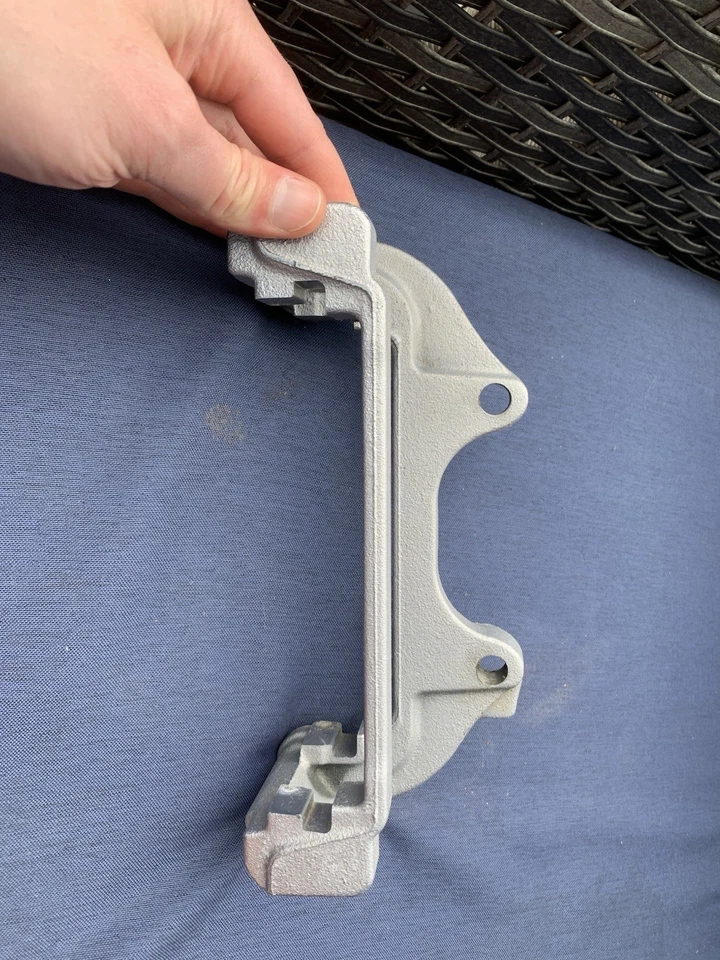 Soportes de montaje de pinza de freno delantera Chrysler 300 (lado pasajero y conductor) Foto 2 de 4