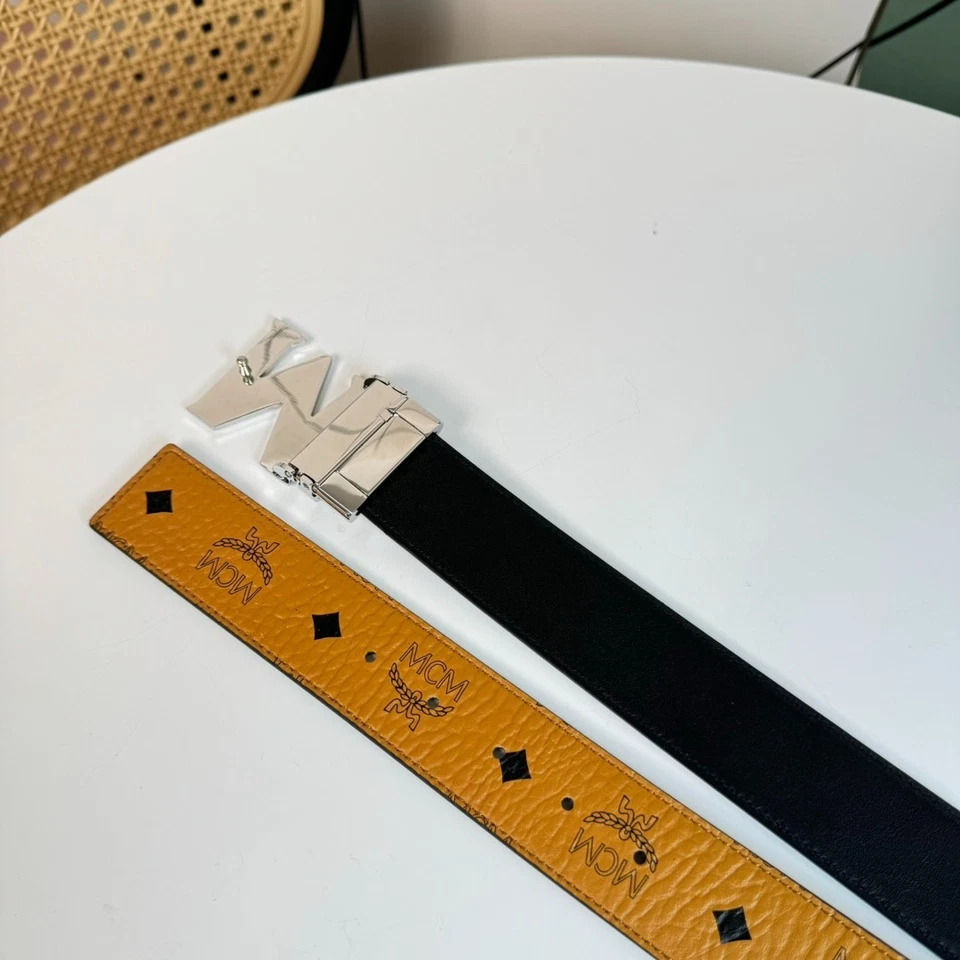 Cinturón de cuero marrón con logotipo de monograma MCM Foto 2 de 4