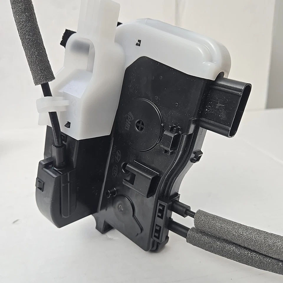 Gen-uine 81320-2S000 Front Door Lock Actuator Right RH For HYUNDAI TUCSON 11-15 - Image 3 of 4