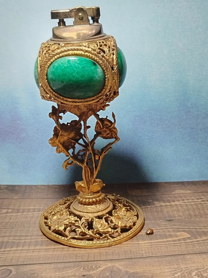 DE COLECCIÓN HERMOSO ENCENDEDOR DE MESA DE METAL FLORAL ORNAMENTADO Cabujones Verdes Foto 3 de 4