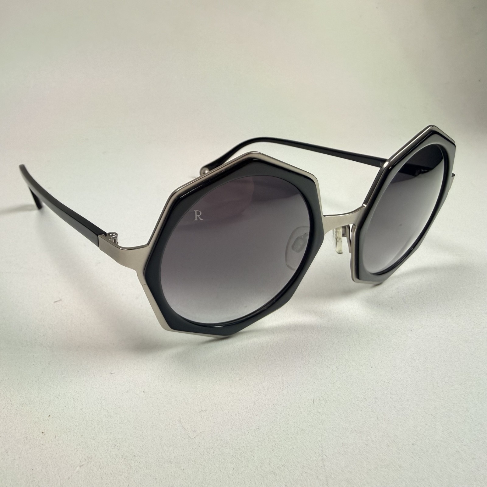 Gafas de sol RAEN Lua negras + plateadas octágonas con lentes grises degradadas unisex de metal