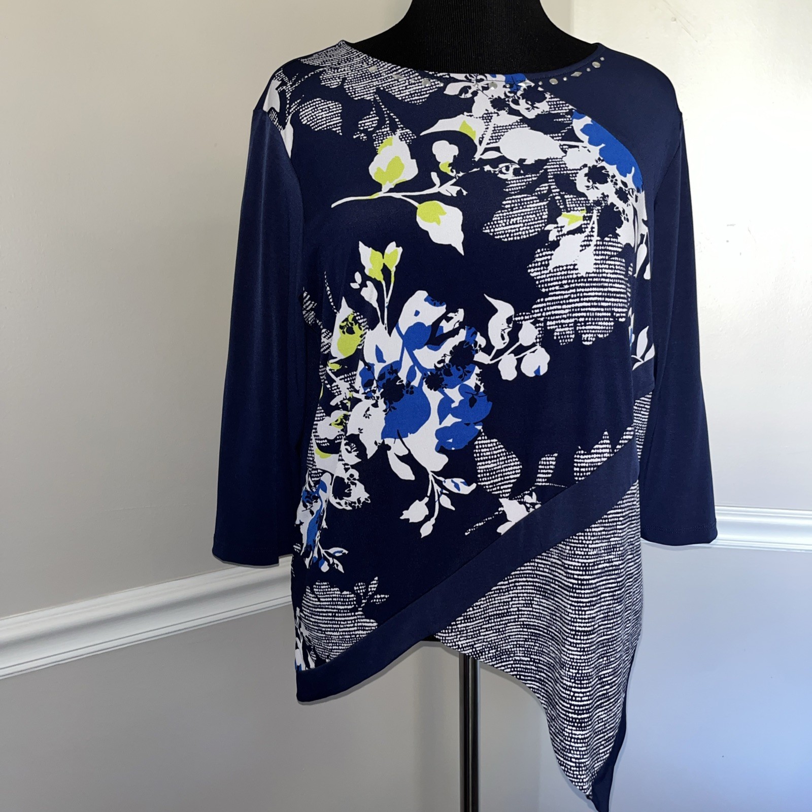 Alfred Dunner Top Women's Size L Blue Floral Knit Rhinestone Asymmetrical Blouse