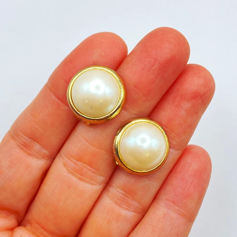 Pendientes de botón vintage HATTIE CARNEGIE imitación perlas enchapados en tono dorado con clip Foto 2 de 4