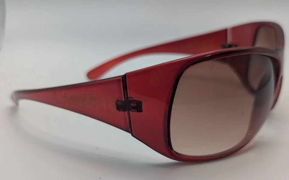 Gafas de sol Lacoste D001 envolventes rojas con lentes de tinte marrón diseñadas en Italia Foto 4 de 4