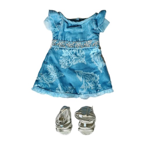American Girl Of The Year Kanani Party Outfit blaues Kleid und silberne Sandalen
