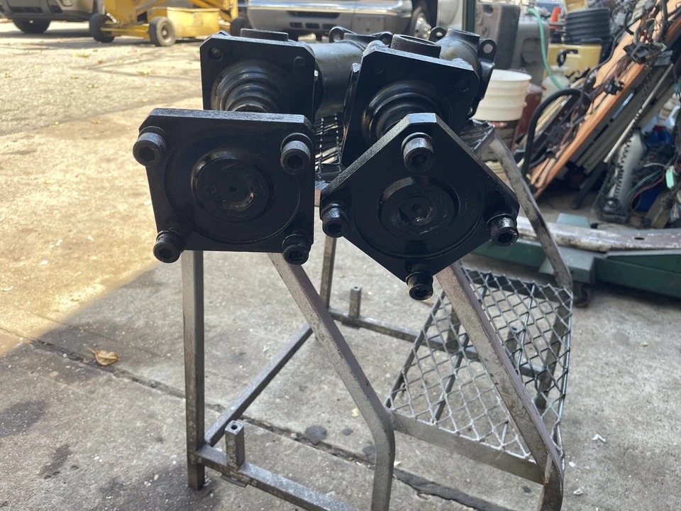 1963-1981 CHEVROLET CORVETTE DIFERENCIAL MEIO EIXO E GARFOS TRASEIROS - Imagem 2 de 4