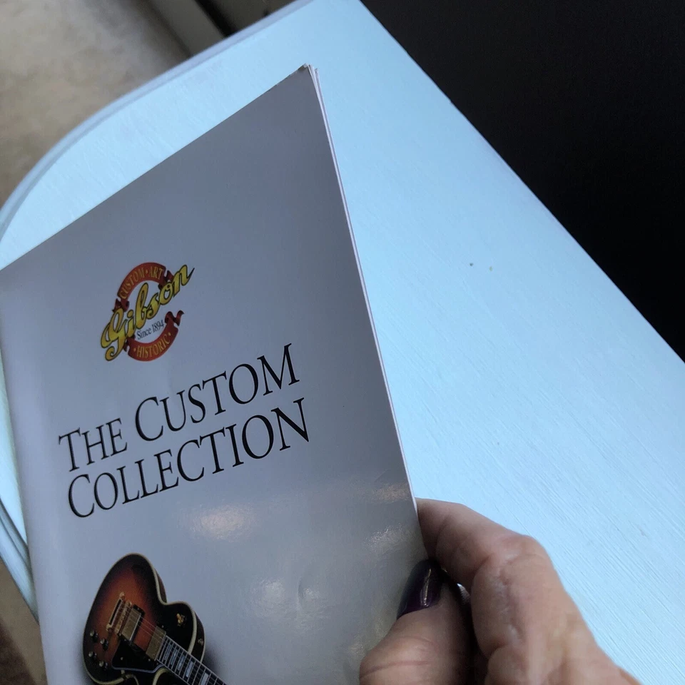 VINTAGE MUSICAL INSTRUMENT CATALOG - 2000 GIBSON GUITARS The Custom Collection - Image 2 of 4