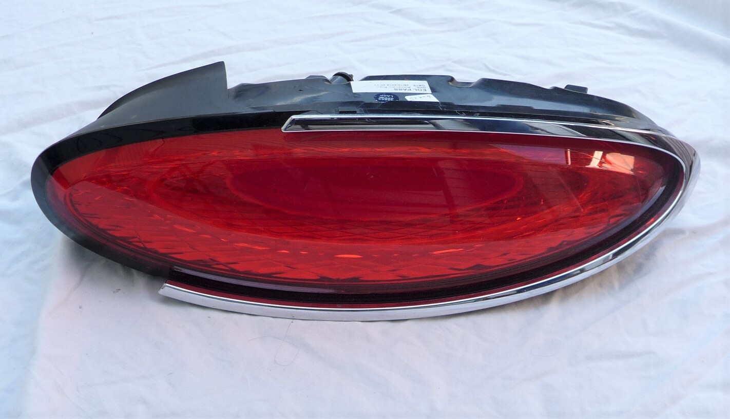 20 -22 Bentley Continental GT BY634 Rear Right Taillight 3SD945096C OE crack