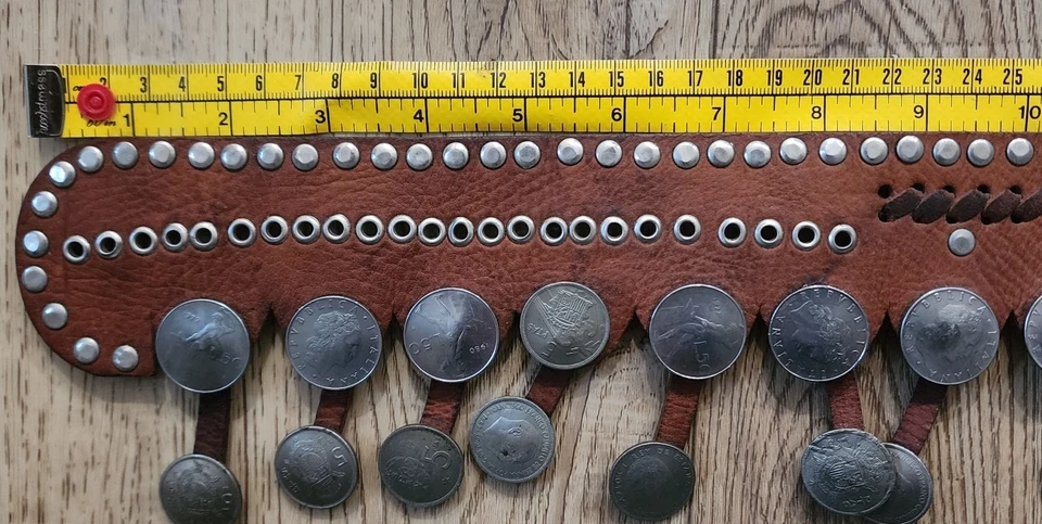 Cinturón de cuero vintage con monedas hecho a medida para mujer Foto 2 de 4