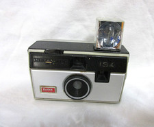 VINTAGE 1960s KODAK INSTAMATIC 134 CAMERA WITH UNUSED CUBE FOR DISPLAY