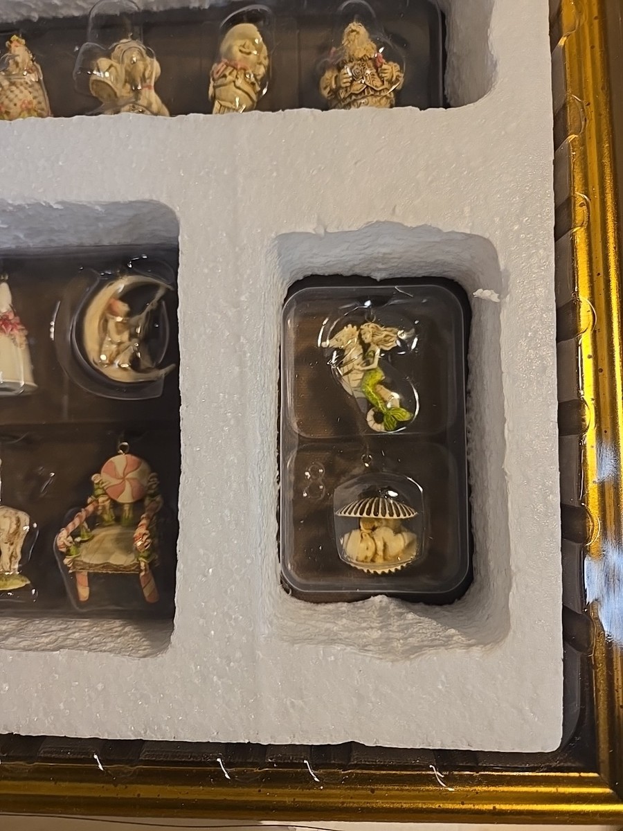 2003 Hallmark Club Exclusive Studio Edition Mini Ornament & Wall