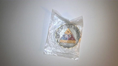 US ARMY 1ST ARMORED DIVISION, CHALLENGE COIN STILL IN PACKAGE