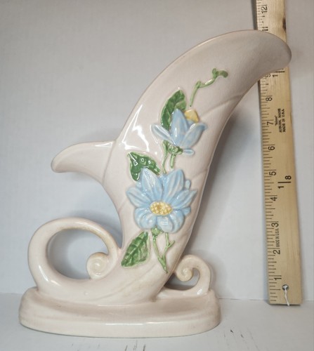 Vintage Hull USA Original Art Pottery Cornucopia Vase Blue Wildflower H-10-8 1/2 - Picture 1 of 3