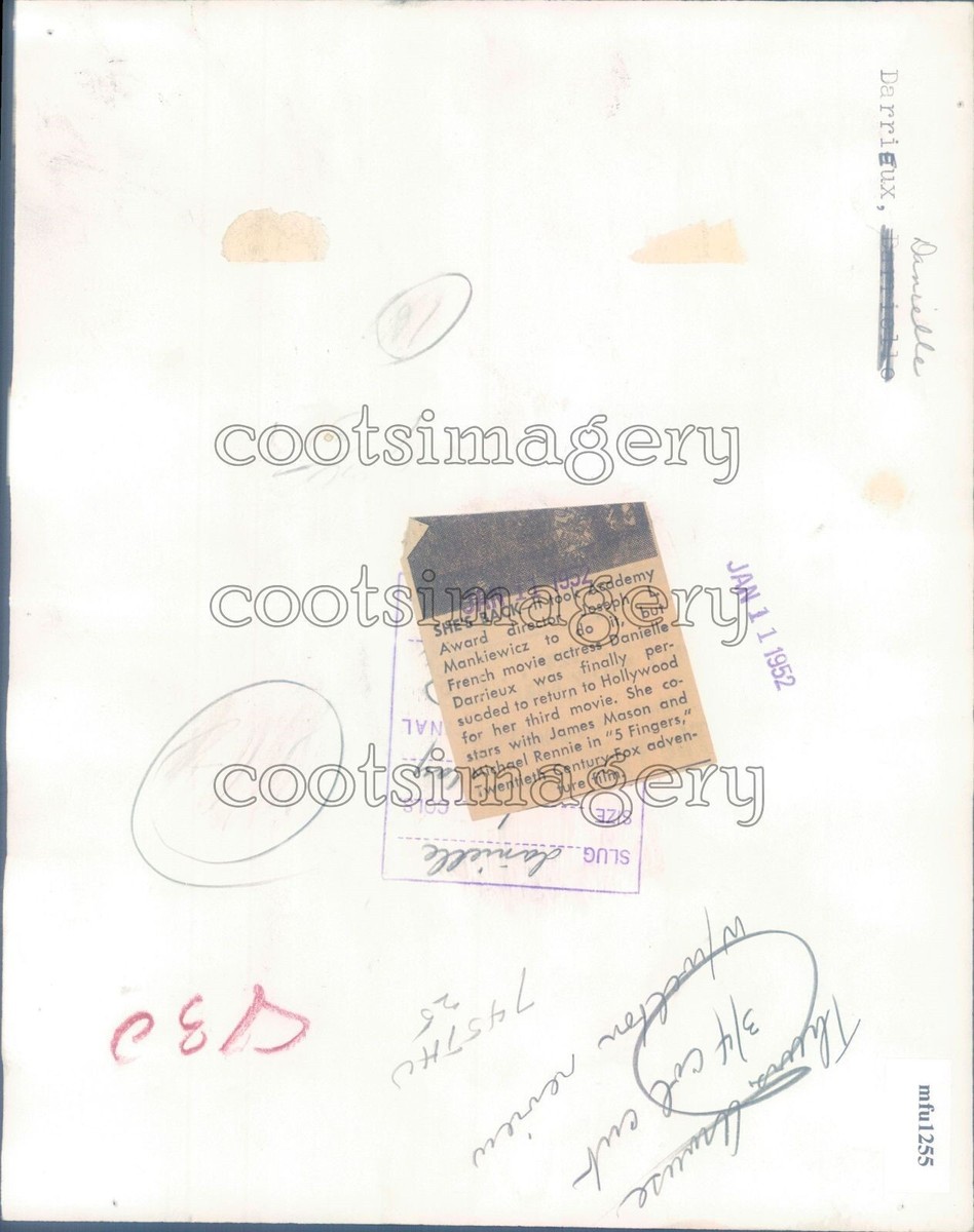 1952 Press Photo Lovely French Actress Danielle Darrieux Hands on Hips 1950s - Main Image