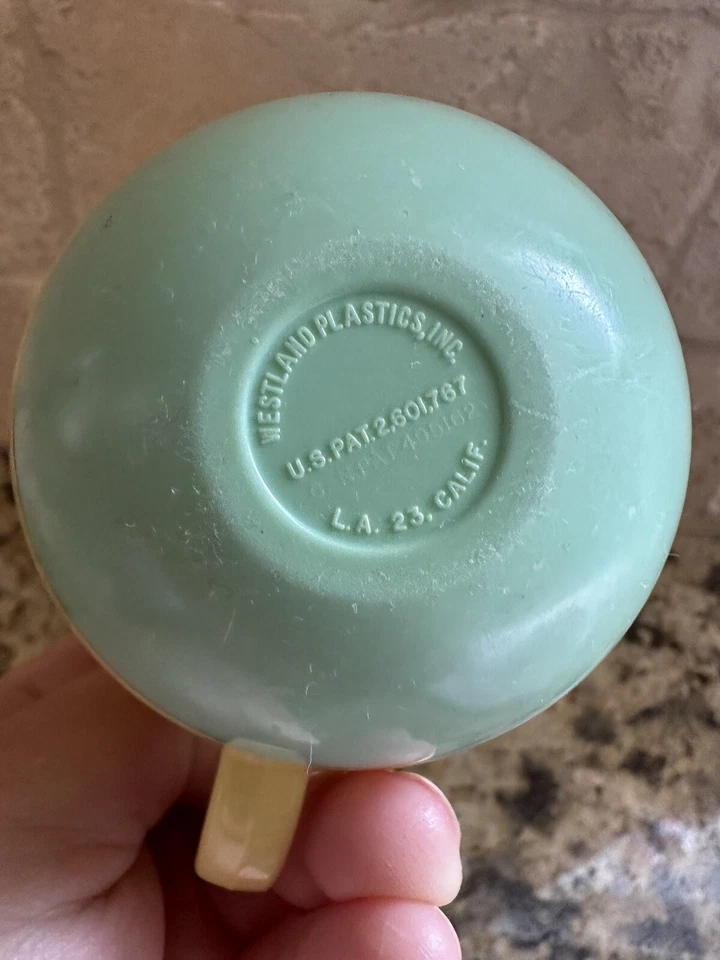 Copo vintage Tommee Tippee Sippy parte inferior ponderada década de 1960 copo infantil urso - Imagem 3 de 4