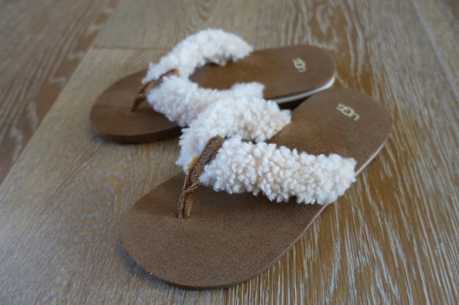 Infradito UGG ragazzo Gilrs SCHUTTER in castagno taglia 2 nuovo con scatola