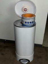 Munchkin Diaper Pail, Powered by Arm  Hammer 1 in Odor Control, White W/21 Bag