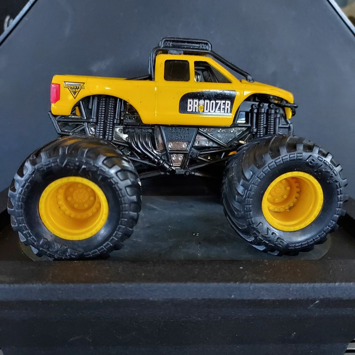 Monster Jam Official Brodozer 1:64 2019 RARE!! w/Yellow BKT
