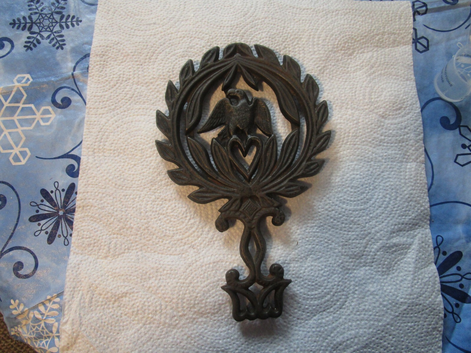 Vintage Eagle Design Cast Iron Footed Trivet High-Quality Decorative Kitchen Accessory