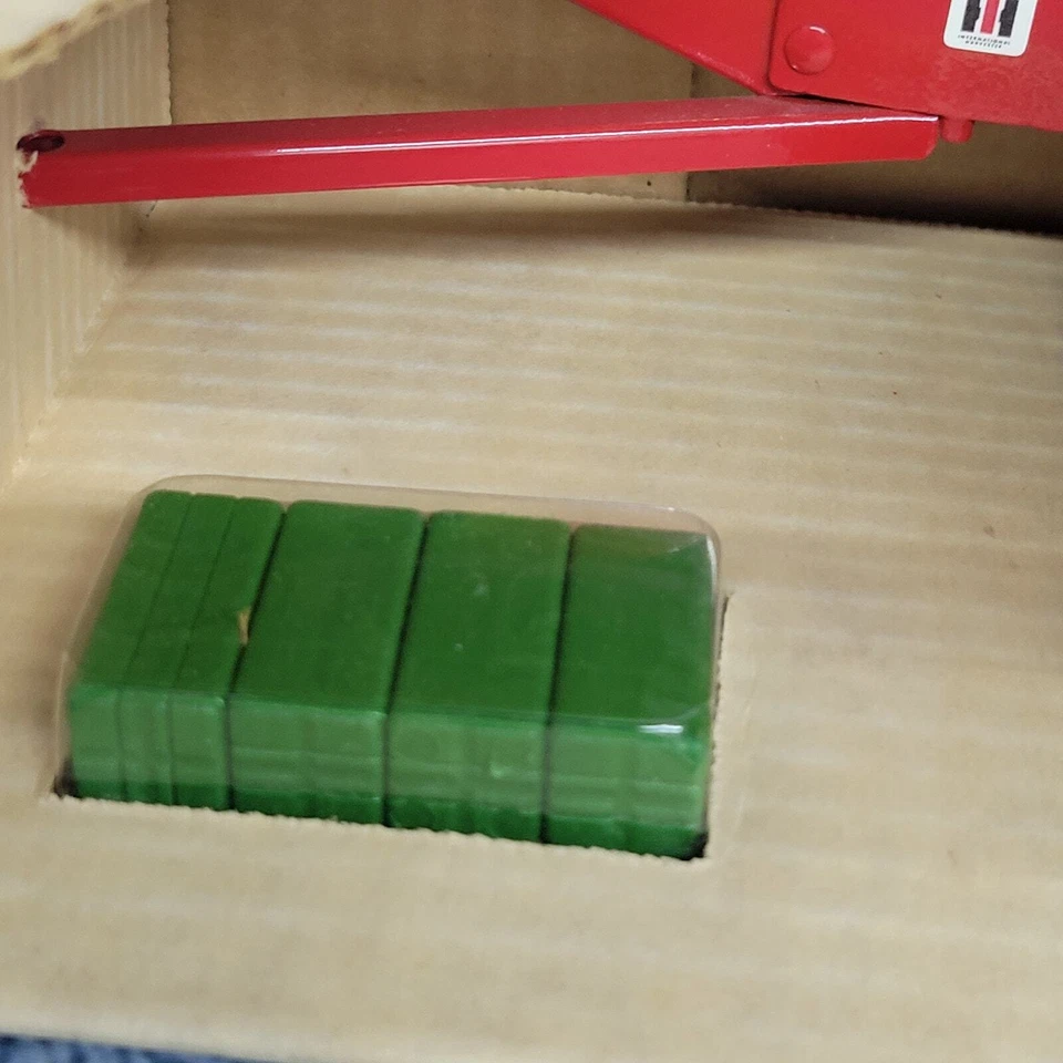 Vtg Ertl 1/16 International Harvester Square Baler w/bales in the box red/white - Image 3 of 4