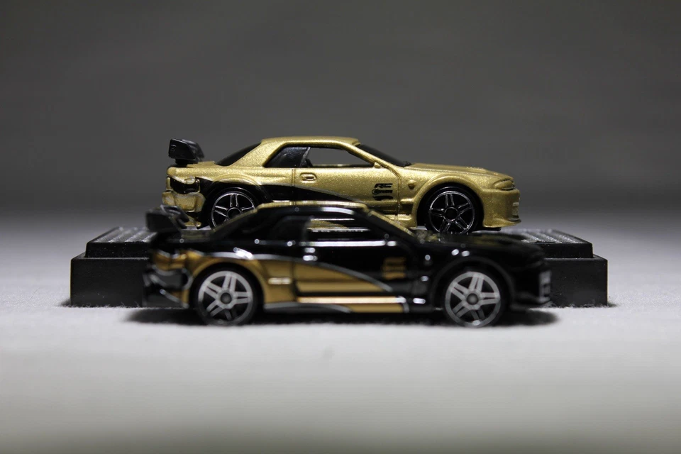 Paquete de 2 autos Hot Wheels Nissan Skyline negro y dorado Foto 2 de 4